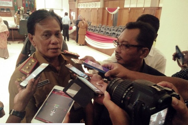 Kepala BPKAD Maluku Zulkifli Anwar didampingi Wagub Barnabas Orno menjelaskan tidak adanya penyetoran deviden dari PT. Bank Maluku-Malut sebesar Rp25 miliar