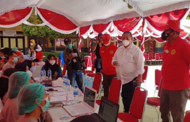 Tenaga Ahli Utama Kedeputian V KSP Theofransus Litaay saat meninjau pelaksanaan vaksinasi COVID-19 di SMAN 1 Kota Ambon, Provinsi Maluku