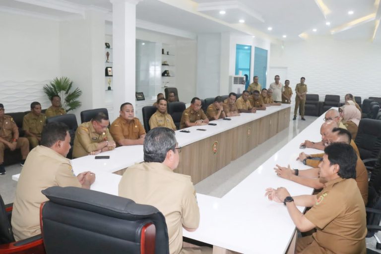 Gubernur Maluku Rapat